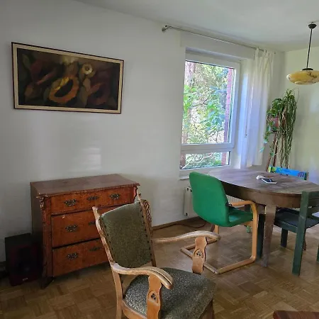 Gemuetliche Doppelhaushaelfte Mit Garten *