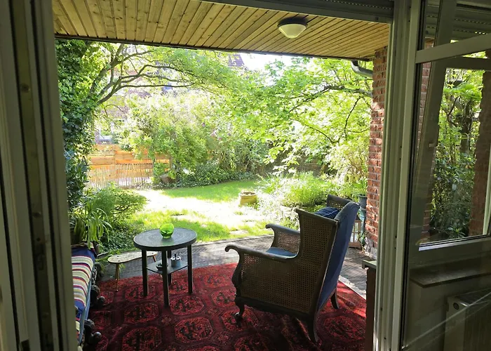 Gemuetliche Doppelhaushaelfte Mit Garten *